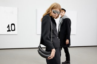 На ней очки Prada жакет брюки и сумка Melitta Baumeister ботинки Just Couture. На нем шапка WOS поло Sandro кардиган...