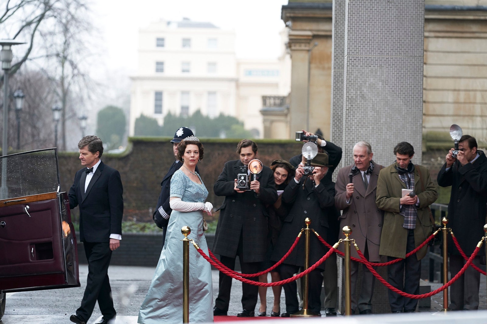 Оливия Колман в роли королевы Елизаветы II кадр из сериала «Корона»