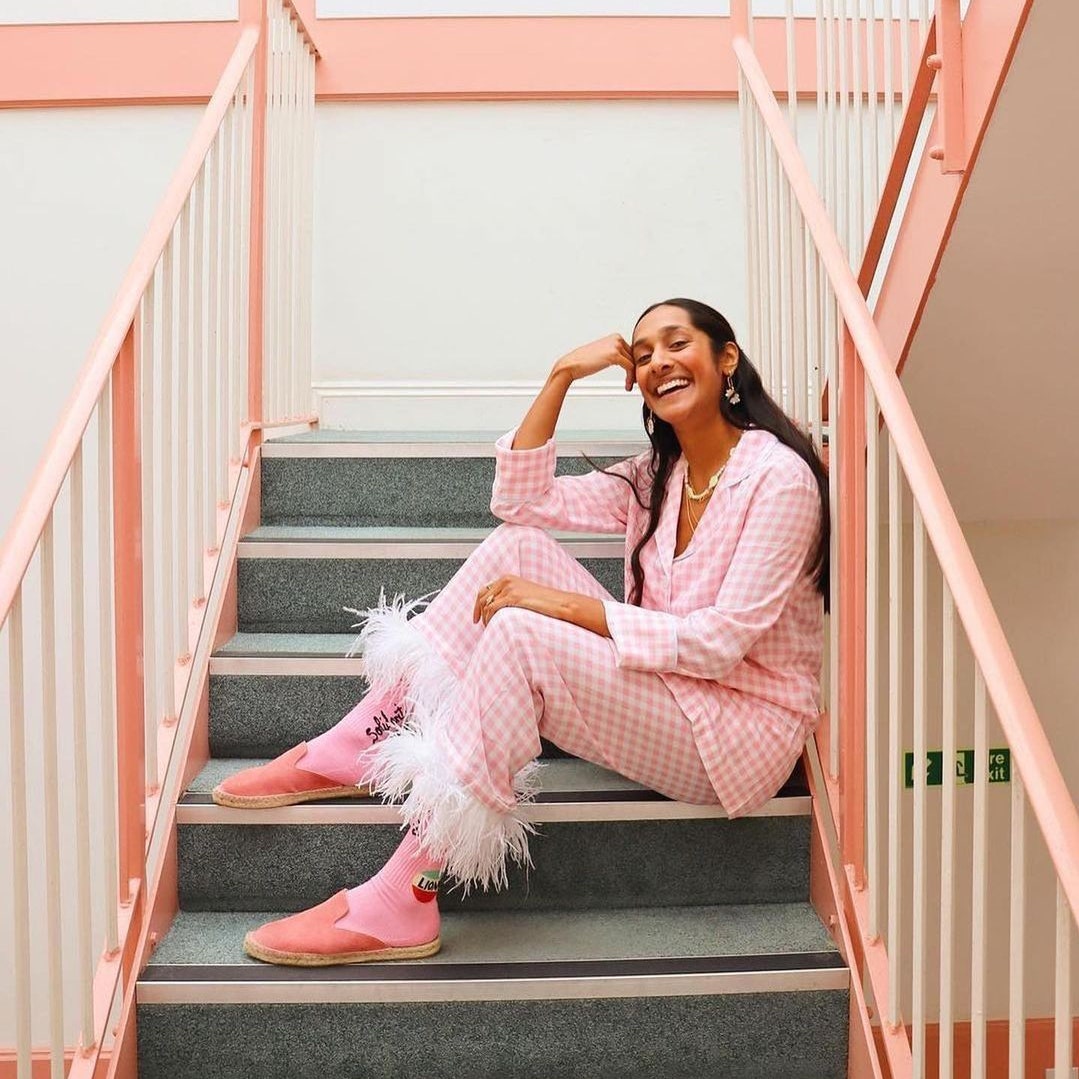 Девушка в розовой пижаме