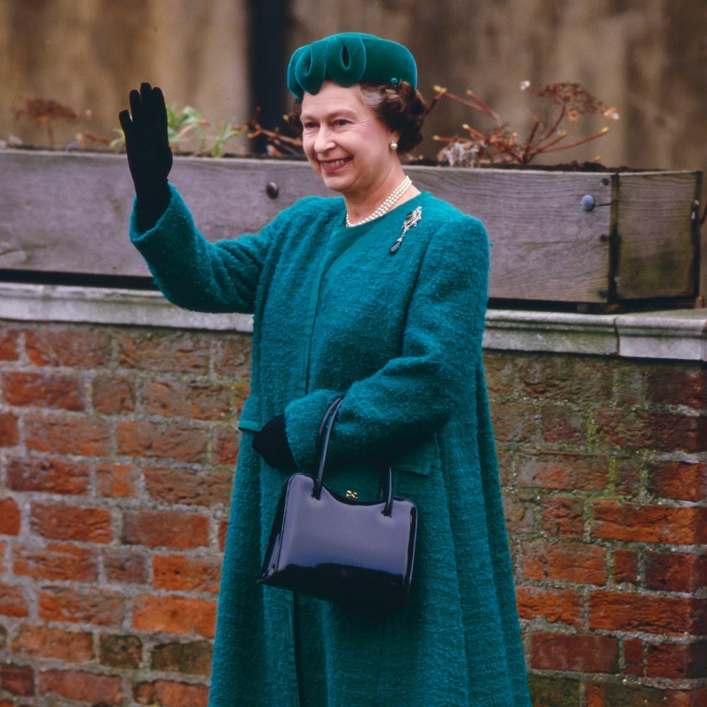 Почему королева Елизавета всегда носит сумку с собой (и что она в ней хранит)
