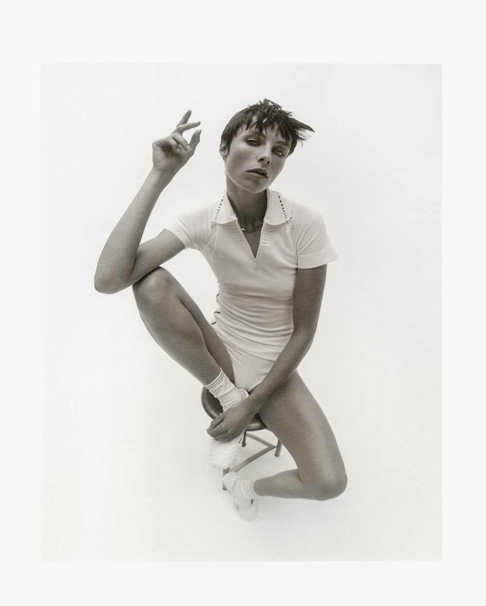 На Эди Кэмпбелл поло и трусы из хлопка с эластаном кожаные балетки носки все Prada. Vogue Россия январь 2020