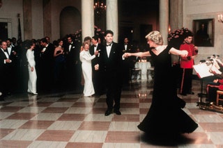 Принцесса Диана танцует с Джоном Траволтой в Белом доме
