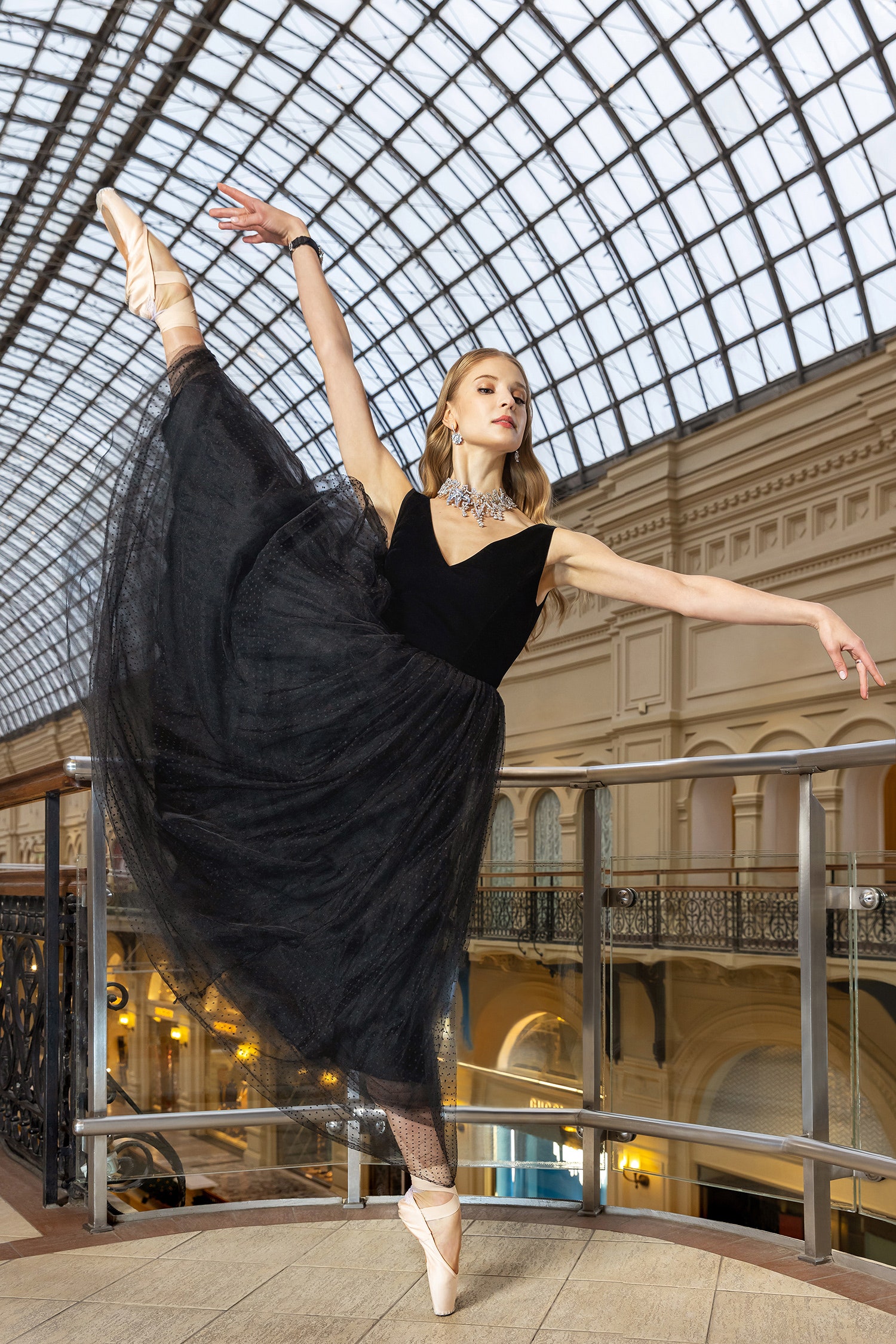 Анжелина Воронцова в часах Breguet Reine de Naples 8958 Cammea Ballerina