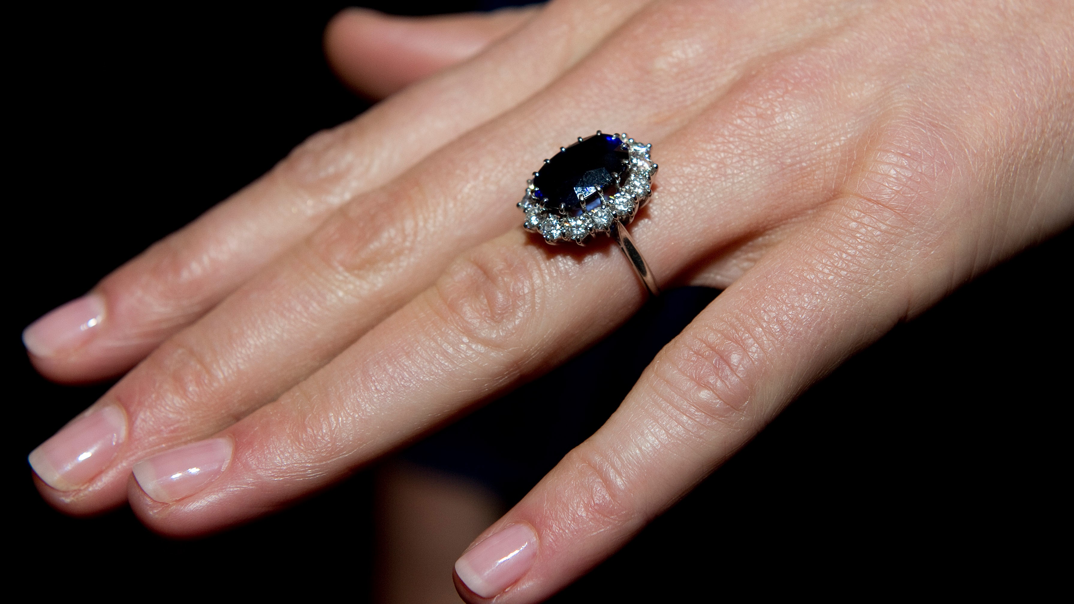 Garrard представили новую ювелирную коллекцию, вдохновленную помолвочным кольцом принцессы Дианы
