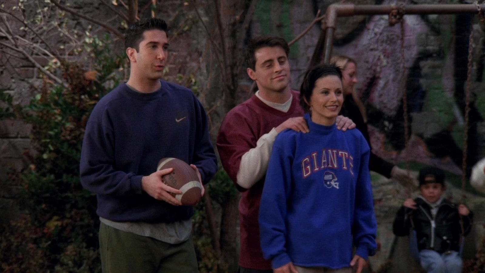 «Друзья» — культовый сериал 90х. Где купить свитшоты и свитеры как у Росса Моники Чендлера и Рейчел