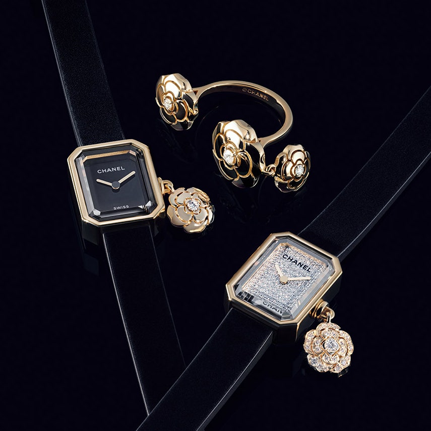 Подвески с камелией на новых часах и кольцах Chanel