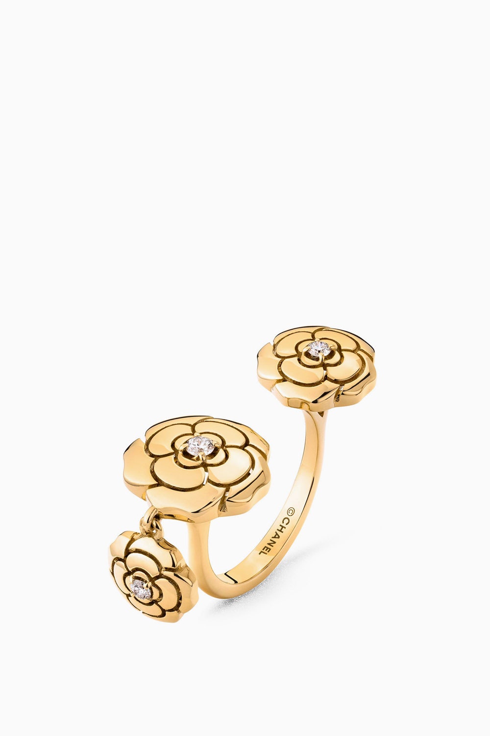 Кольцо Extrait de Camlia Charms из 18каратного желтого золота с бриллиантами Chanel 600600 рублей chanel.com