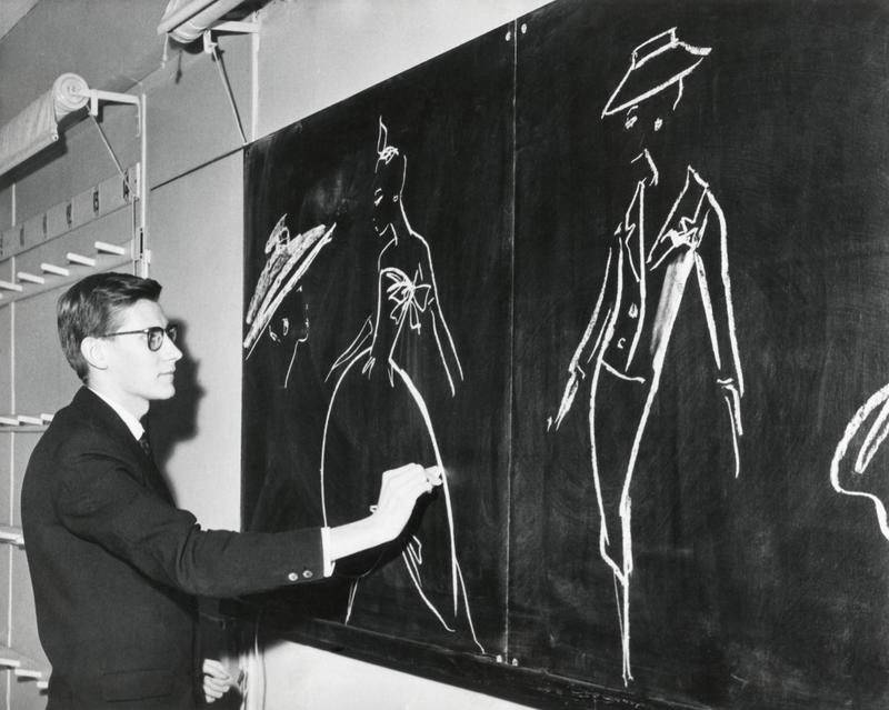 Ив СенЛоран за работой 1958