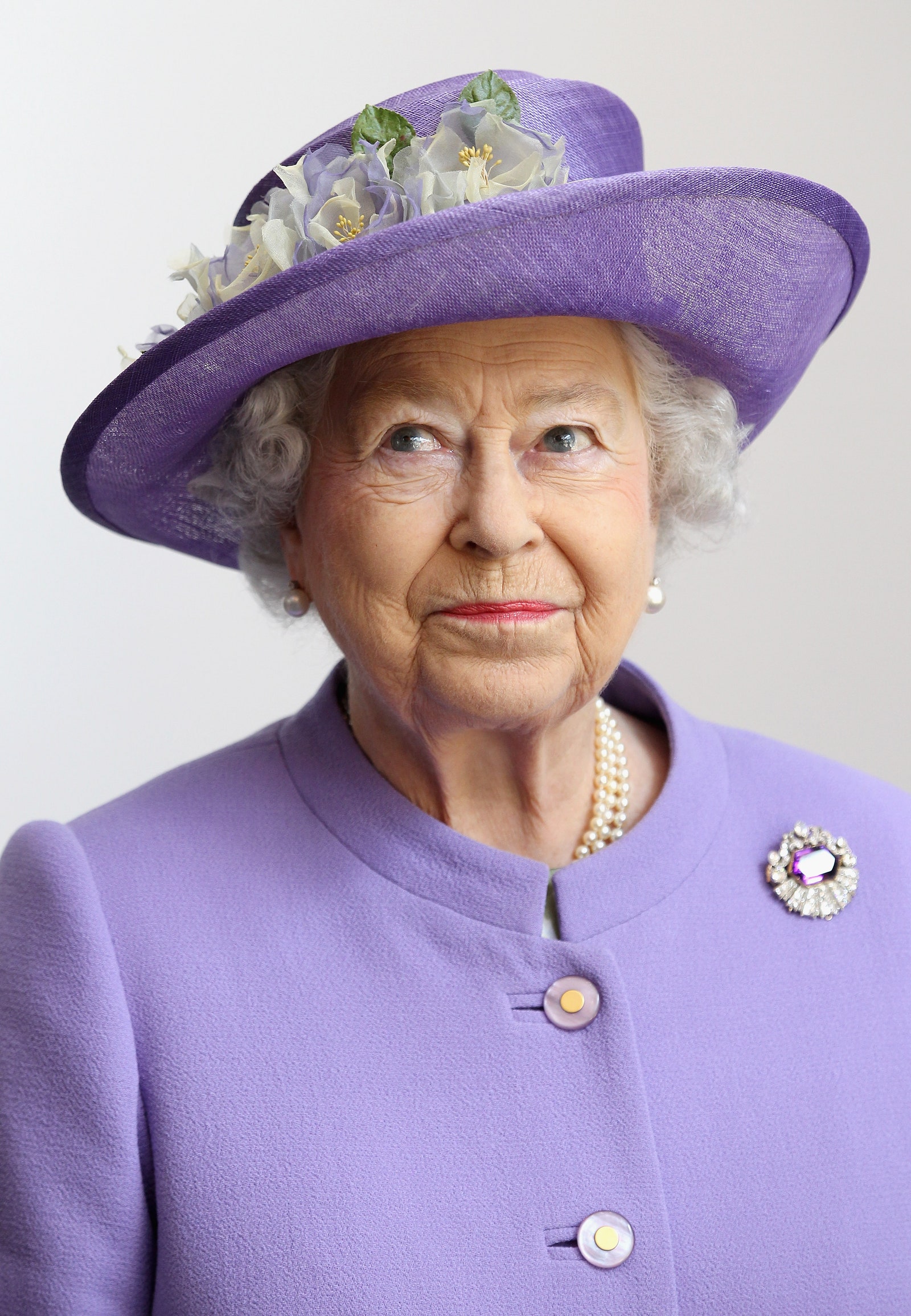 Королева Елизавета во время визита в больницу Листера 2012