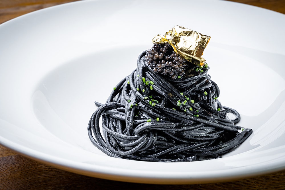 Спагетти с чернилами каракатицы и черной икрой La Bottega Siciliana
