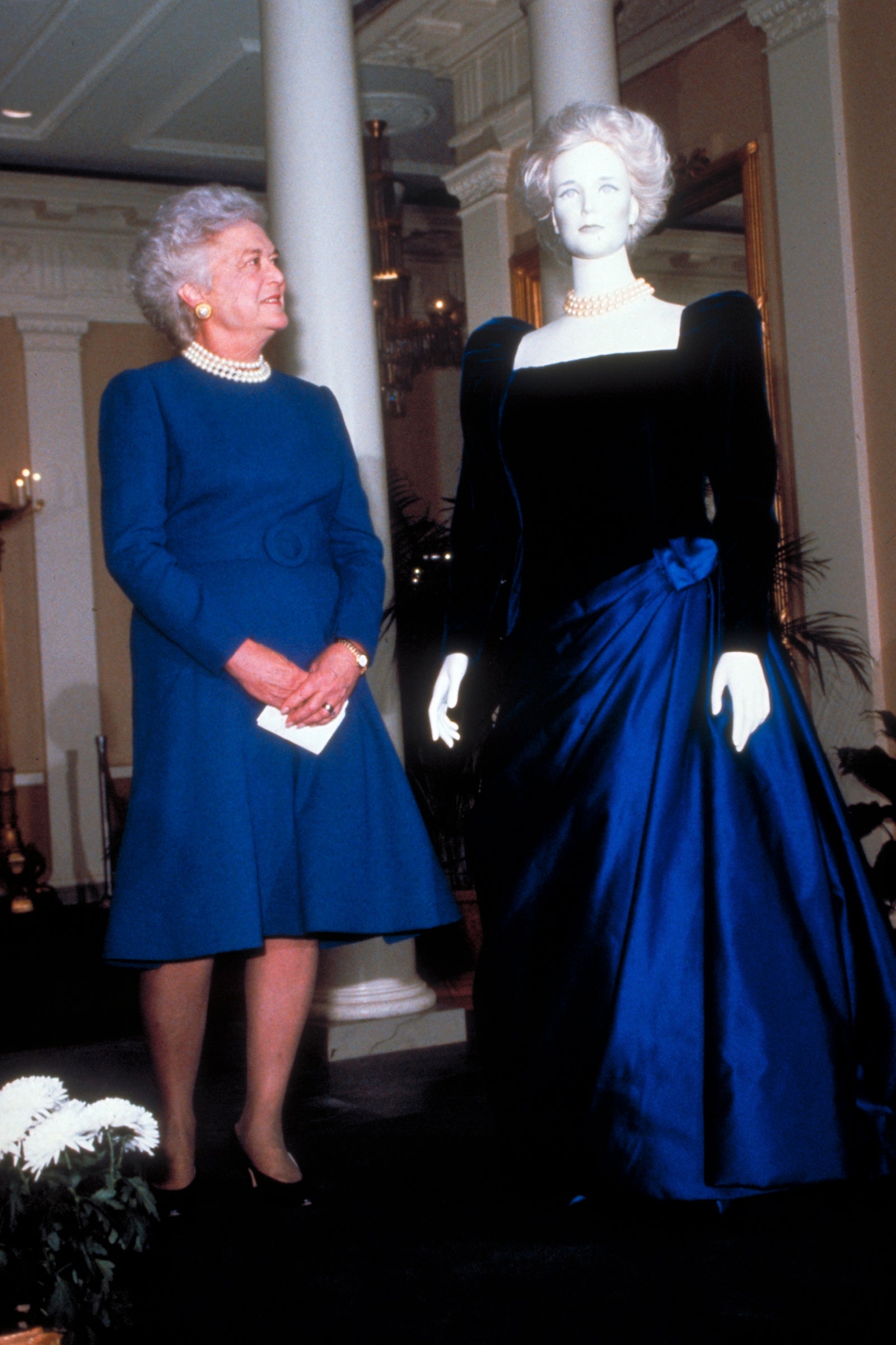 Барбара Буш смотрит на платье которое она надевала на инаугурацию мужа в 1989 году