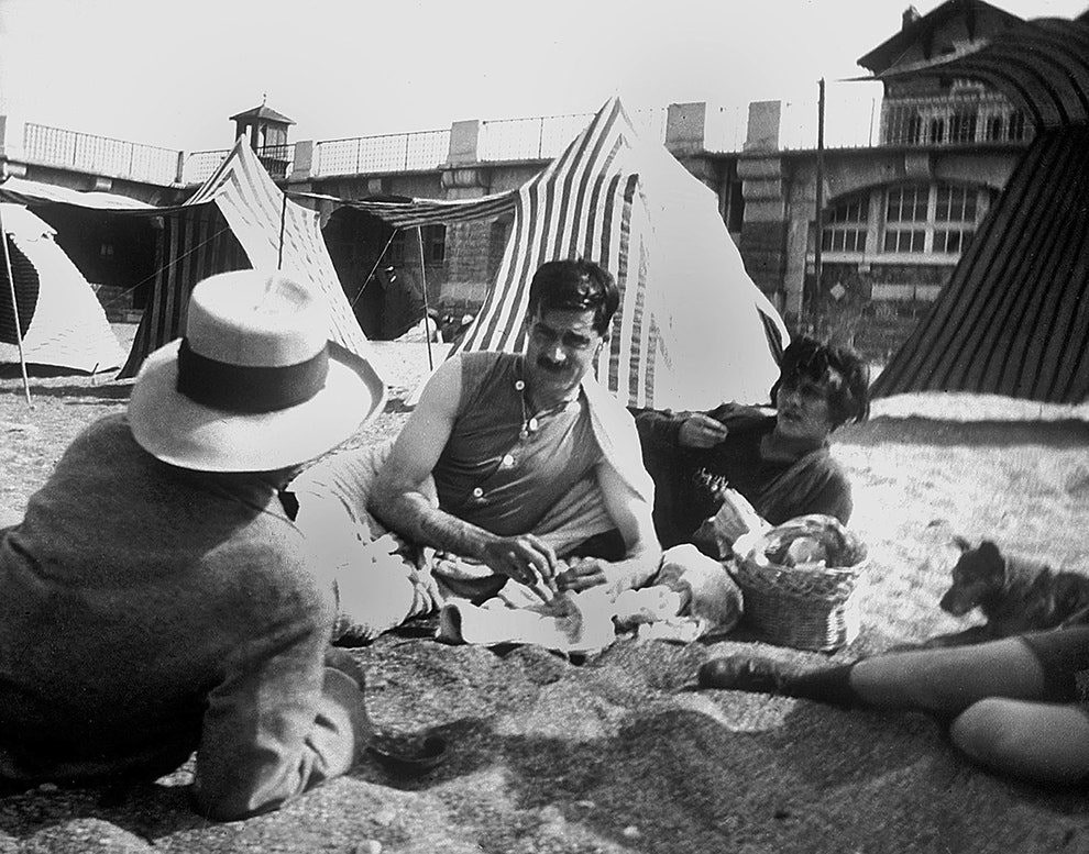Коко Шанель и Артур Кейпел на пляже 1917