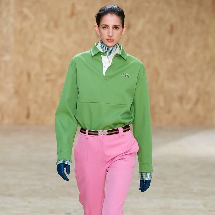 Носите яркие цветные брюки, как в коллекциях Lacoste и JW Anderson