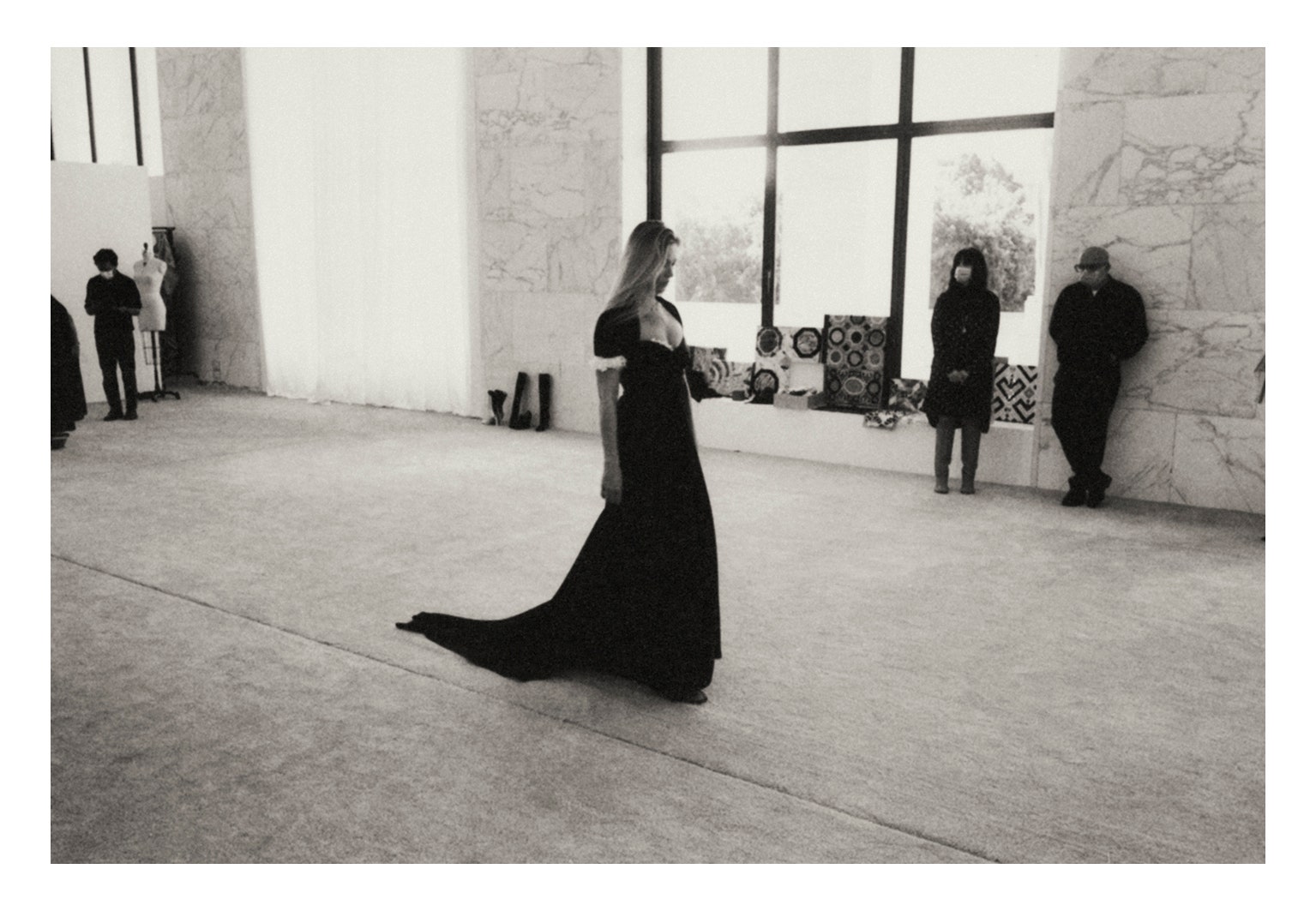 Кейт Мосс на примерке Fendi Couture весналето 2021