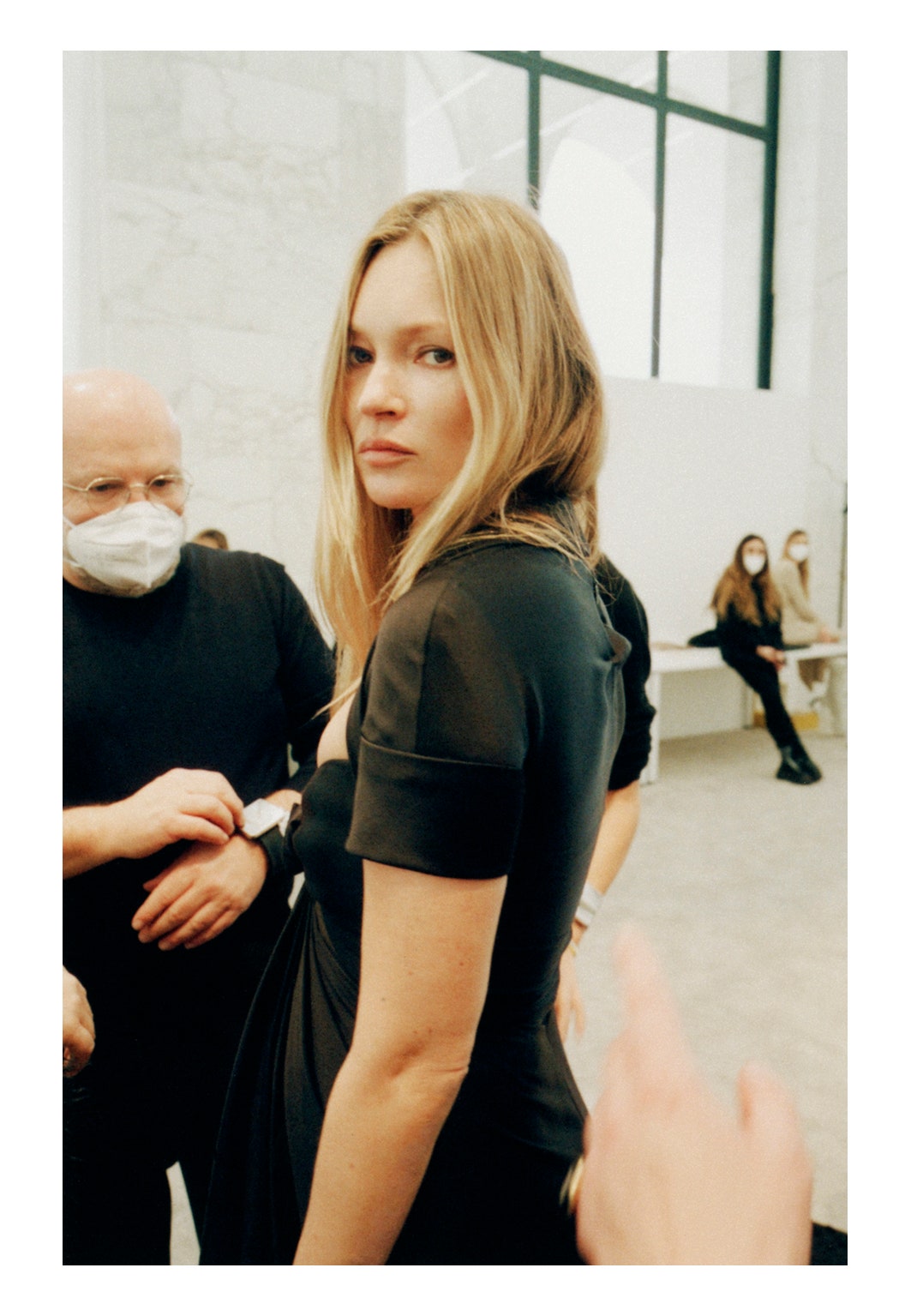 Кейт Мосс на примерке Fendi Couture весналето 2021 в Риме