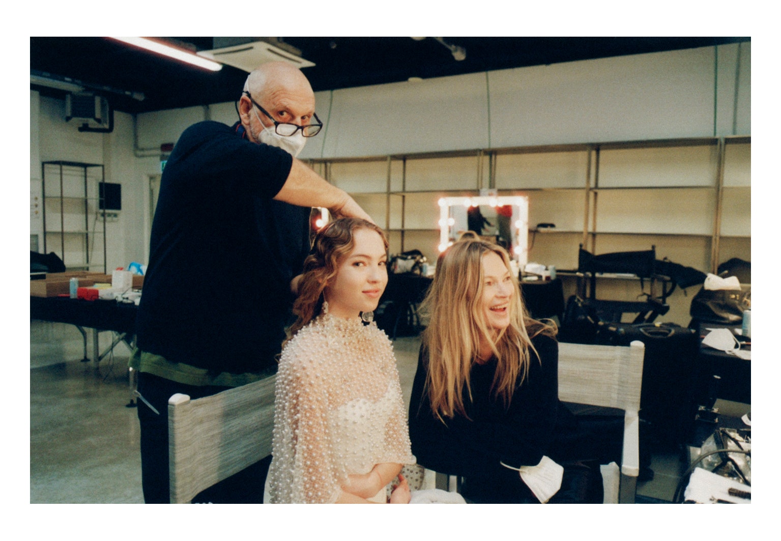 Кейт Мосс с дочерью Лилой Мосс и стилистом Сэмом Макнайтом на примерке Fendi Couture весналето 2021