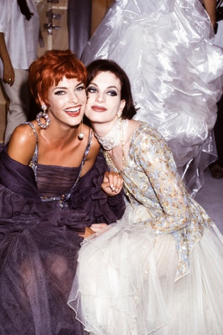 Линда Евангелиста и Кристен Макменами на показе Chanel Couture осеньзима 1991