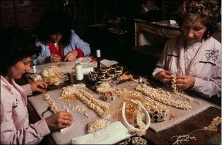 Работа над жемчужным ожерельем Chanel 1991