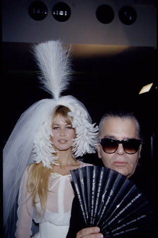 Клаудия Шиффер и Карл Лагерфельд на показе Chanel Couture весналето 1994