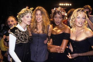 Кристен Макменами Синди Кроуфорд Наоми Кэмпбелл и Карен Мюлдер на показе Chanel Couture осеньзима 1993