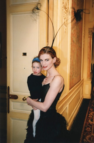 Кристен Макменами с дочерью Лили на показе Chanel Couture 1997