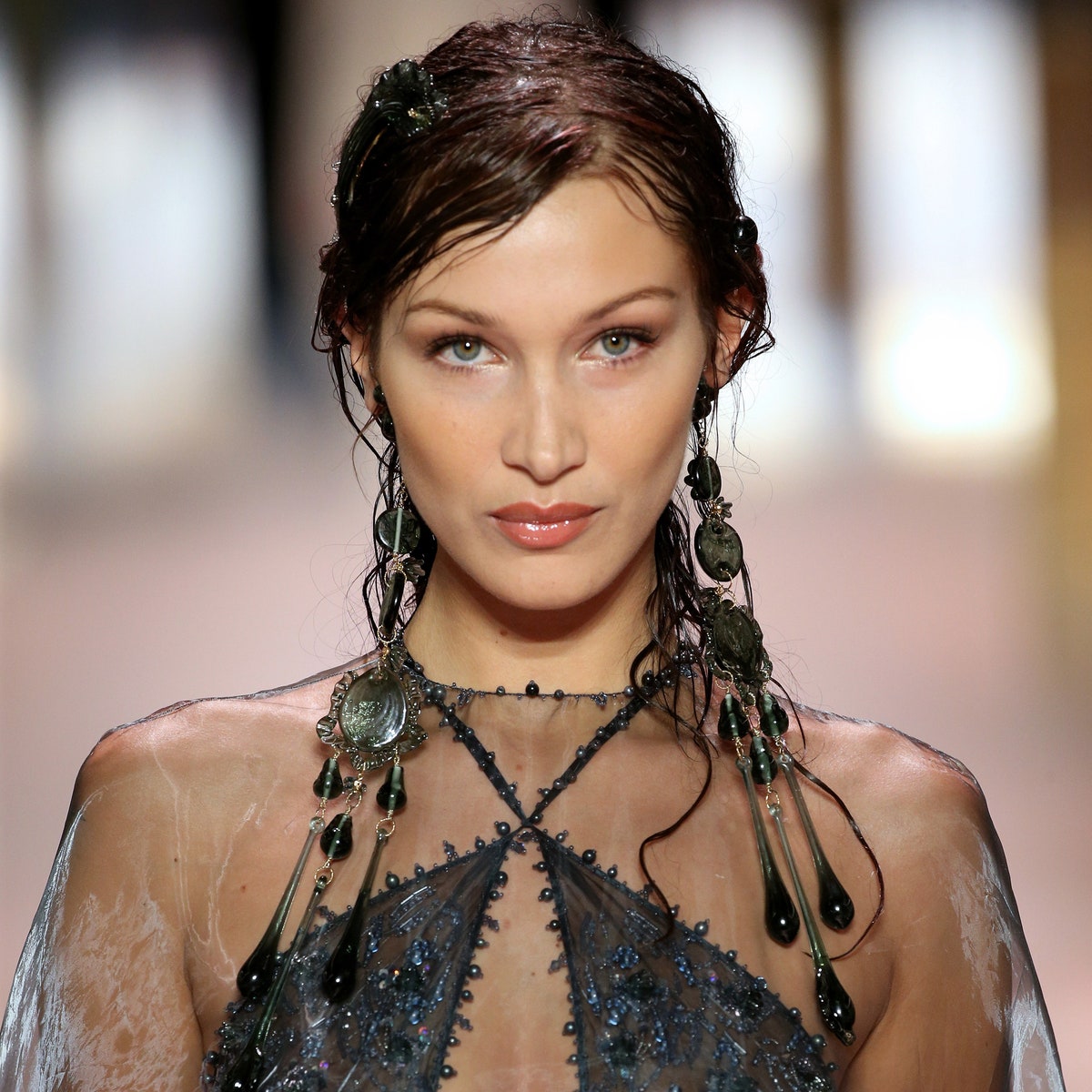 Мокрые волосы, как у русалки, &- новый тренд с показа Fendi