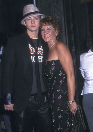 Джастин Тимберлейк с мамой Линн Харлесс на премии MTV Music Awards 2002