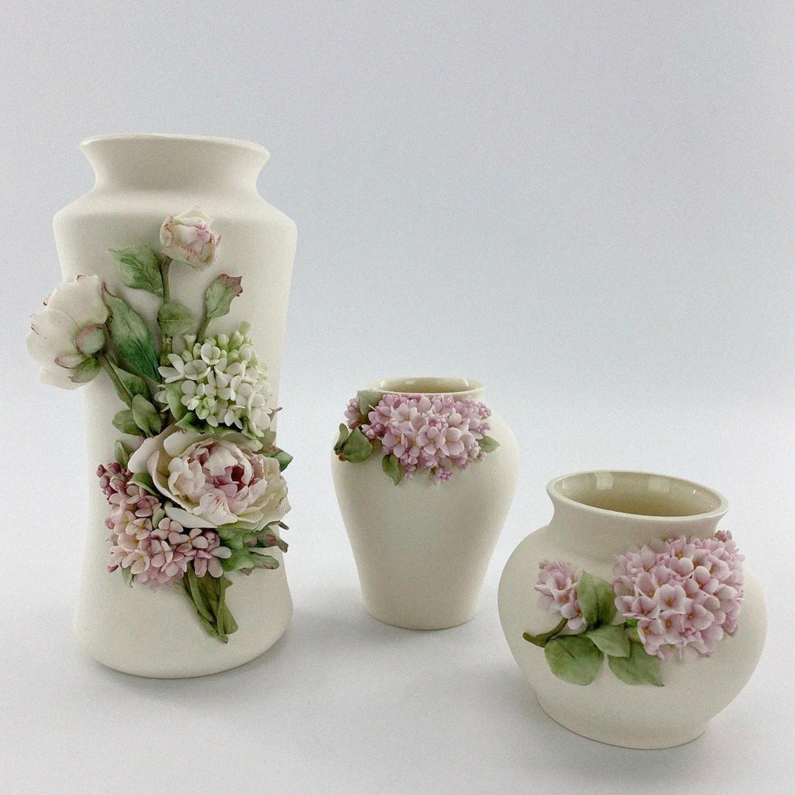 Взгляните на цветочные вазы из фарфора, которые делают в России