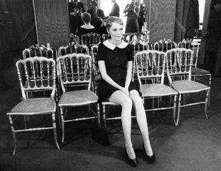 Миа Фэрроу в салоне Pierre Cardin 1967 год