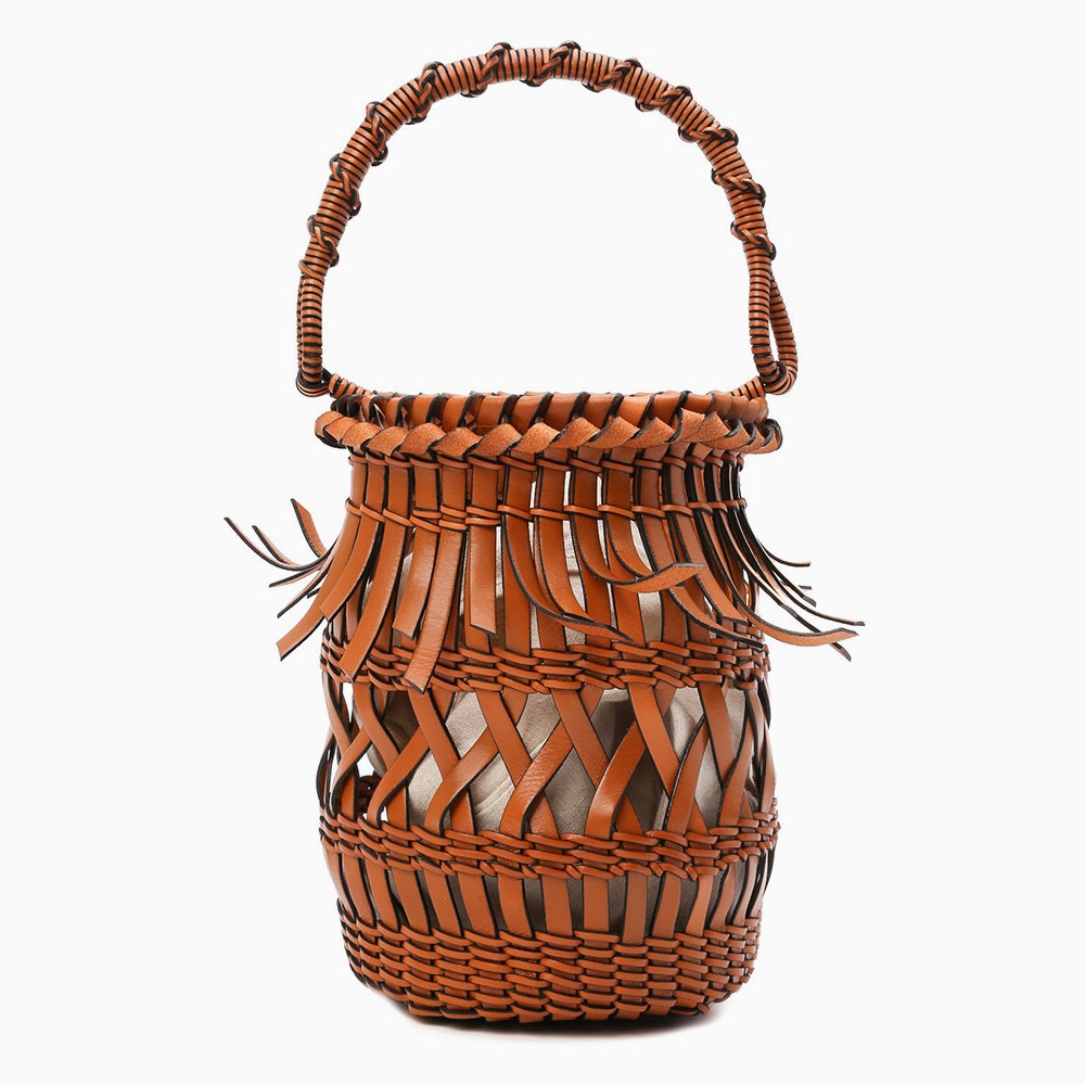 Сумка Bucket Fringes Loewe 144000 рублей tsum.ru