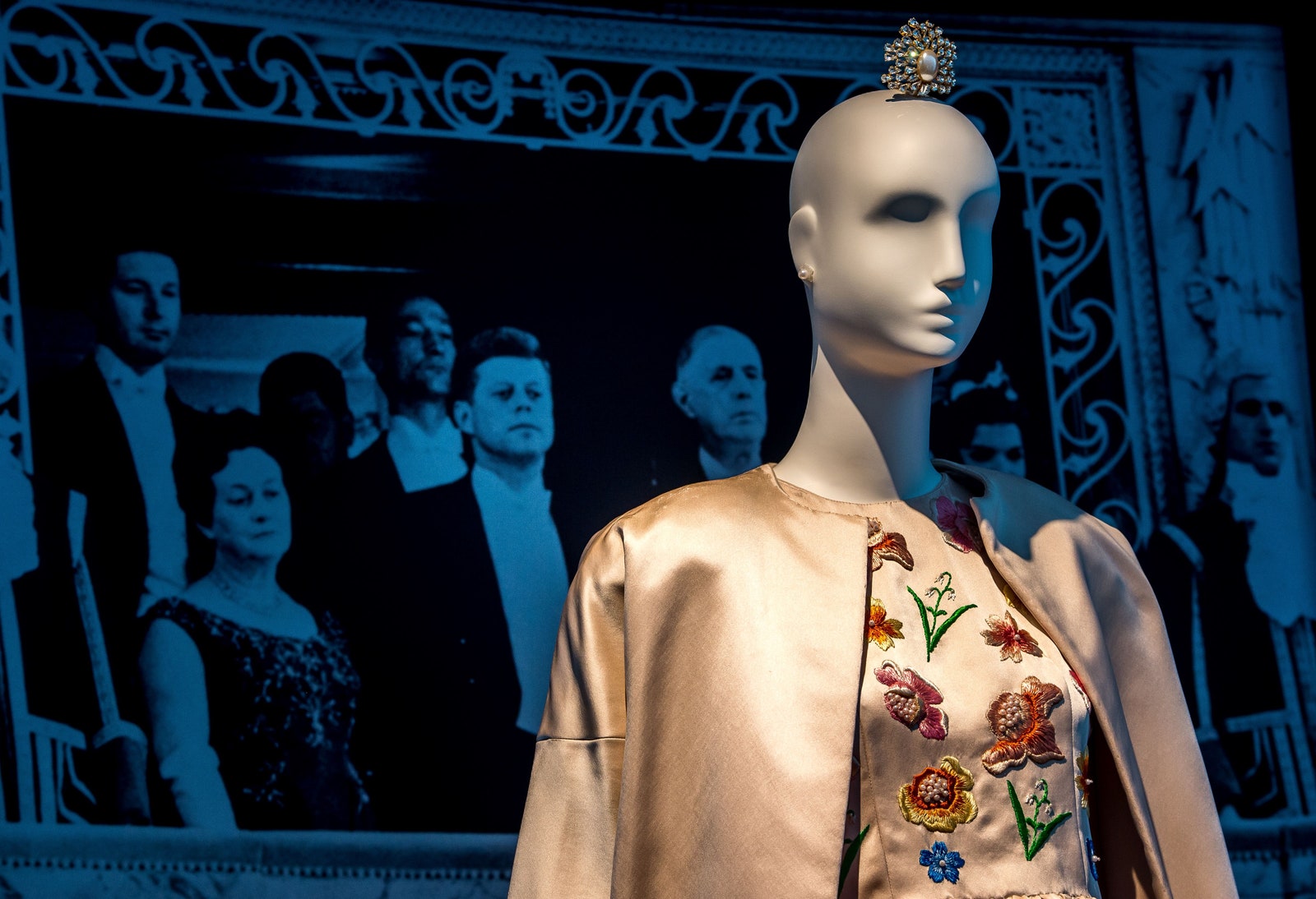 Платье Жаклин Кеннеди на выставке посвященной 40летней карьере Живанши в Международном центре кружева и моды в Кале