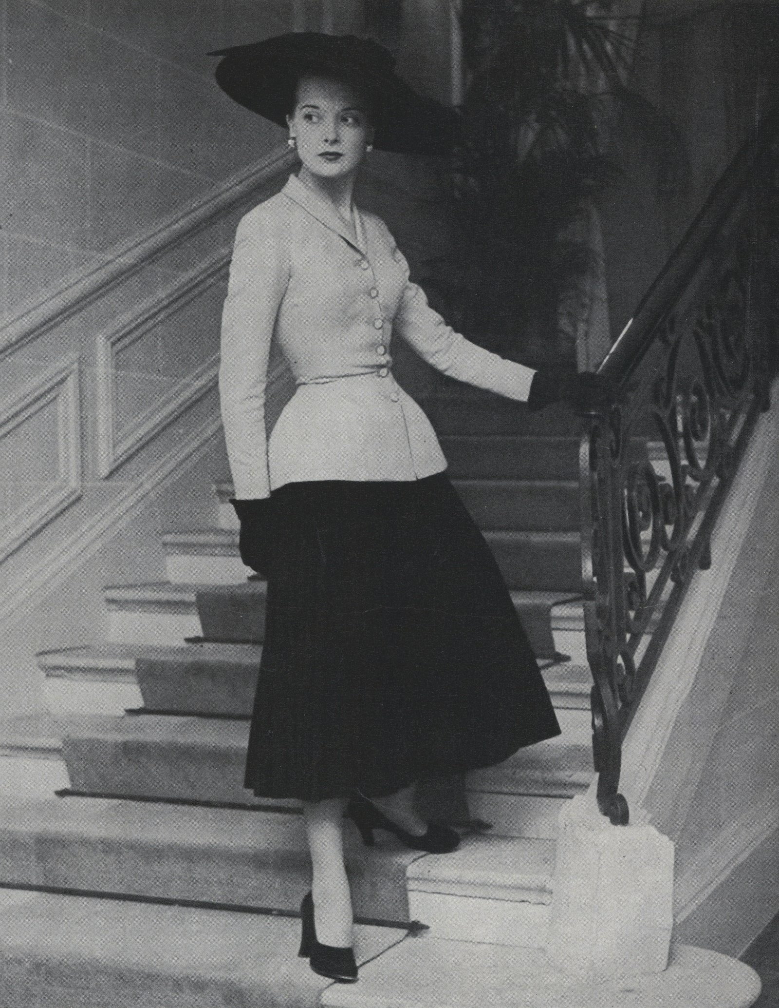 Модель в костюме Dior и широкополой шляпе. Vogue апрель 1947