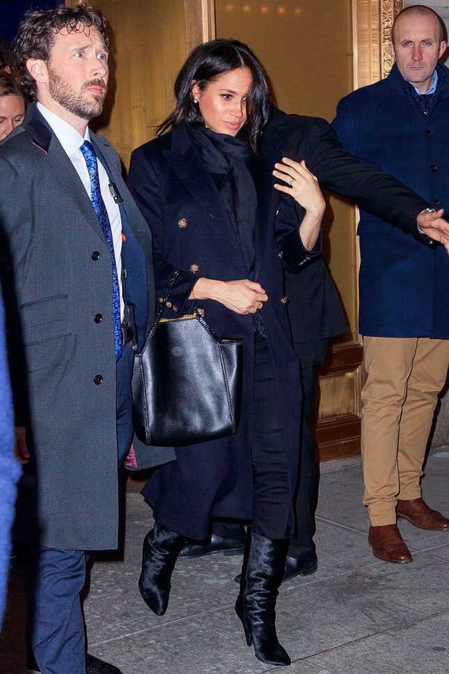 Меган Маркл в пальто Victoria Beckham сапогах Tamara Mellon и с сумкой Stella McCartney в НьюЙорке февраль 2019