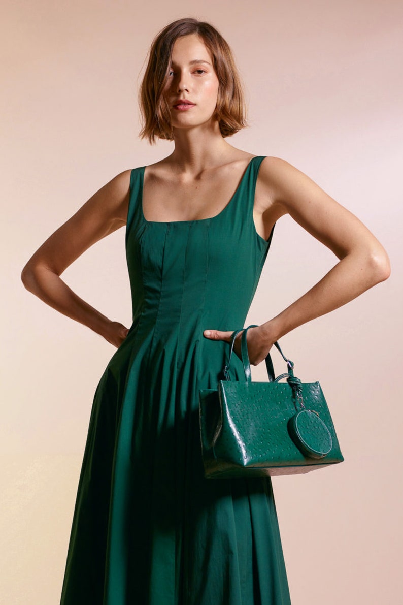 Зеленое платье из новой коллекции Staud — очередная интерпретация культового наряда Киры Найтли в фильме «Искупление»
