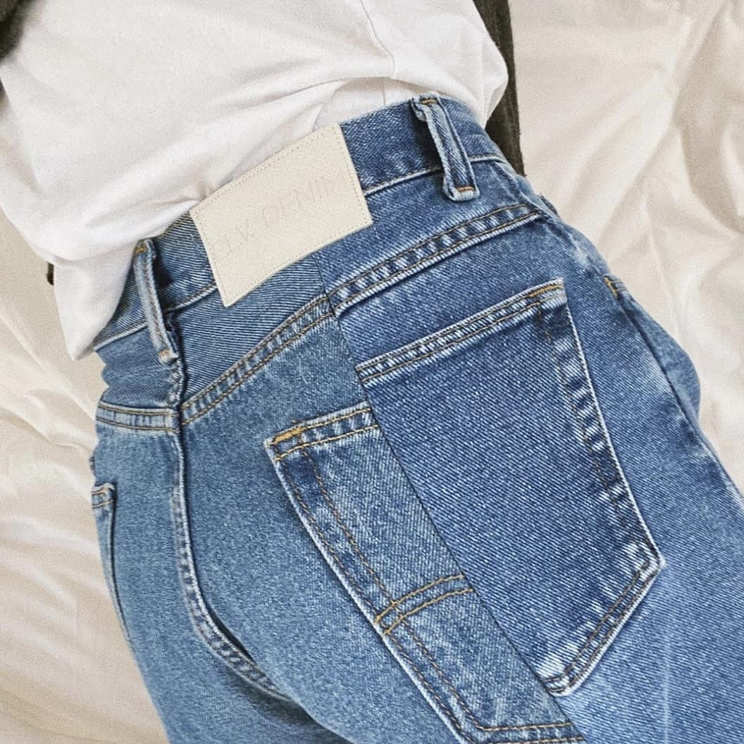 Джинсовая рубашка в сочетании с джинсовыми брюками или шортами — любимая униформа Леандры Медин
