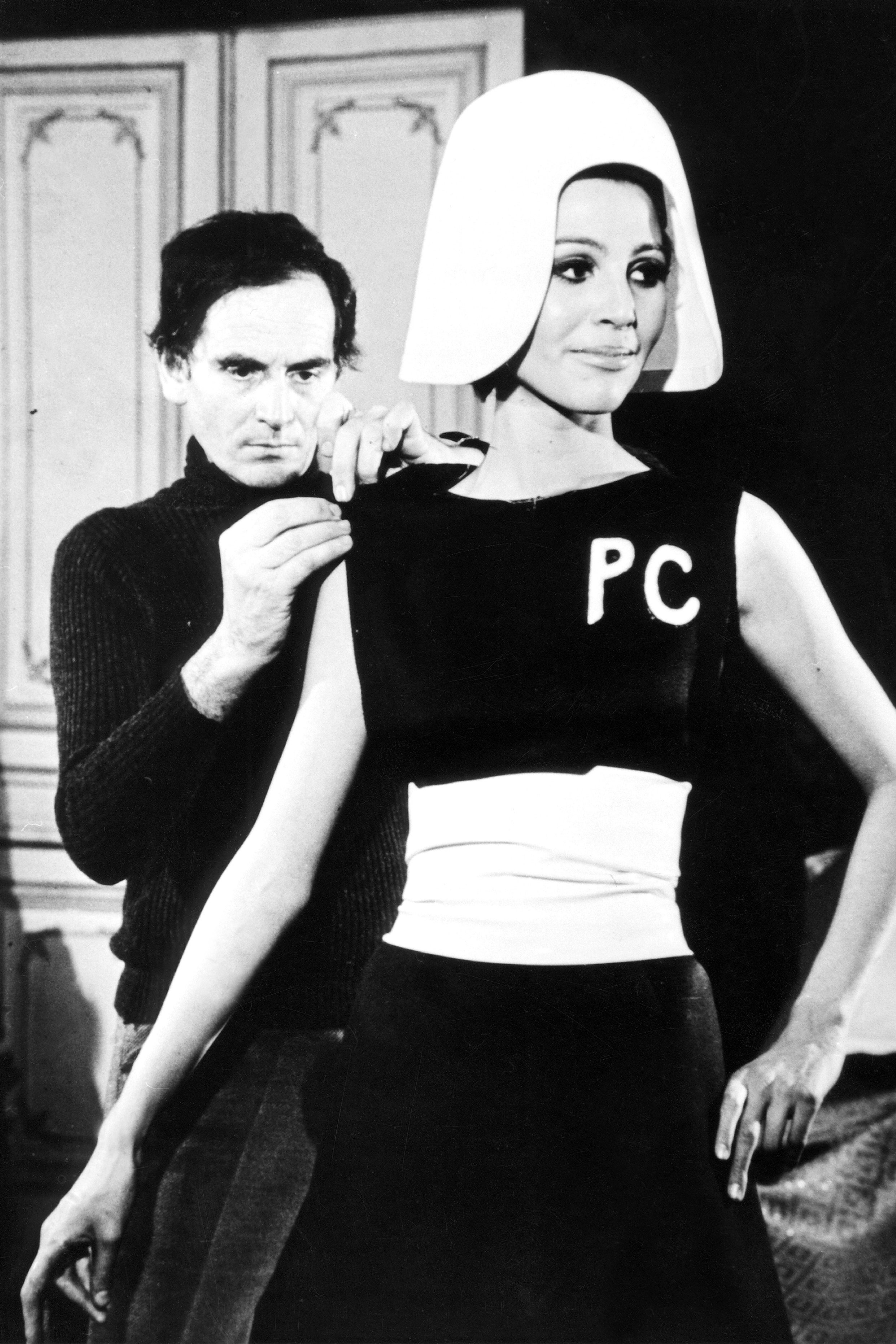 Pierre Cardin  02.07.1922 ModeschÃ¶pfer F mit einem Mannequin 60er Jahre