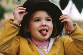 В своем воображаемом мире 4летняя Дрю Бэрримор воображает себя взрослой когда примеряет мамину шляпу