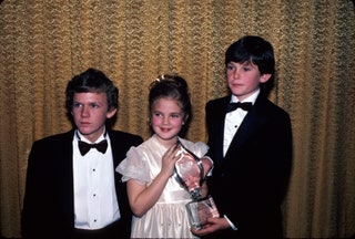 Маленькие актеры держат свой приз за фильм «Инопланетянин»