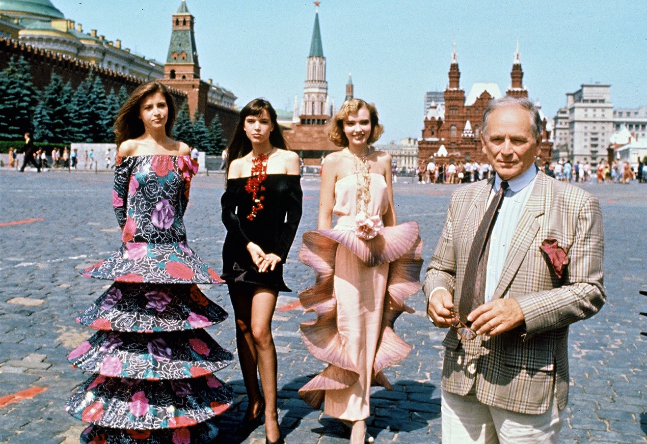 Пьер Карден с моделями на Красной площади 1989