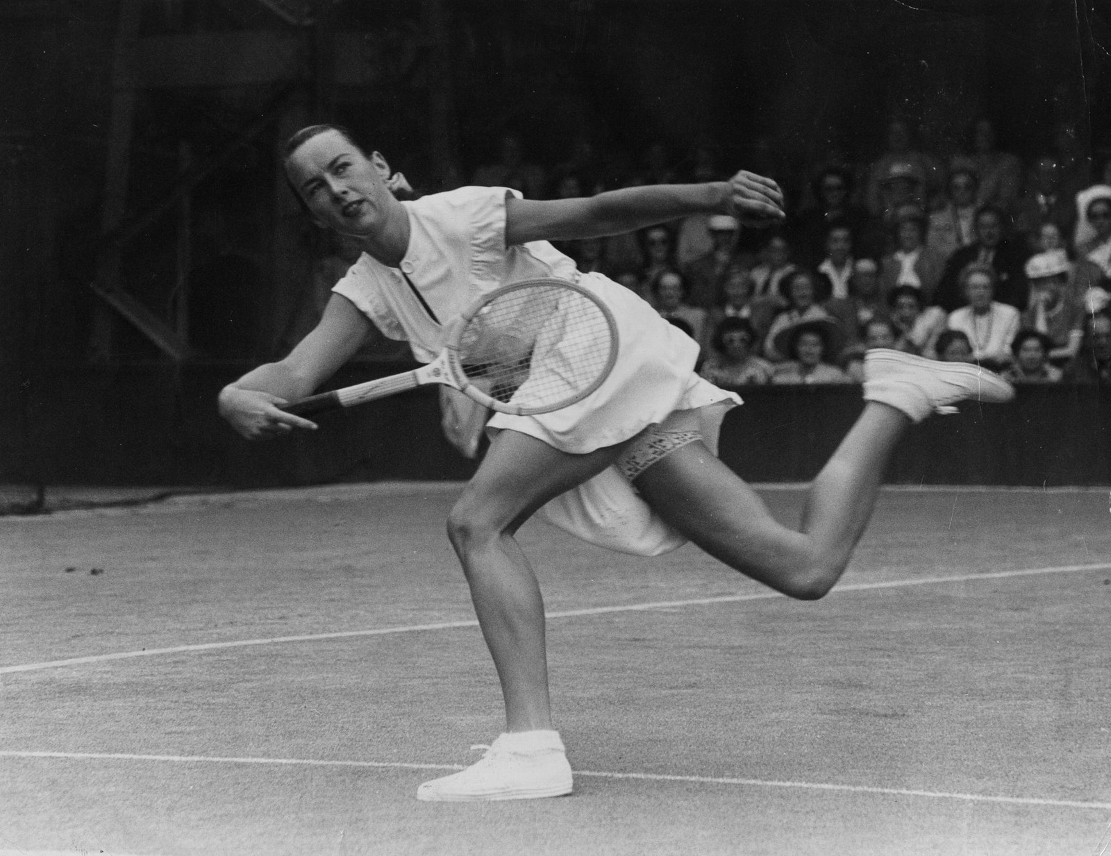 Gussie Moran con los culottes de encaje diseñados por Teddy Tinling que lució en Wimbledon en 1949.