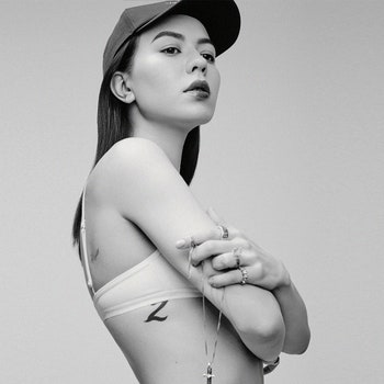 Земфира выпустила новый альбом «Бордерлайн». Vogue рассказывает об отношениях рокзвезды и одежды