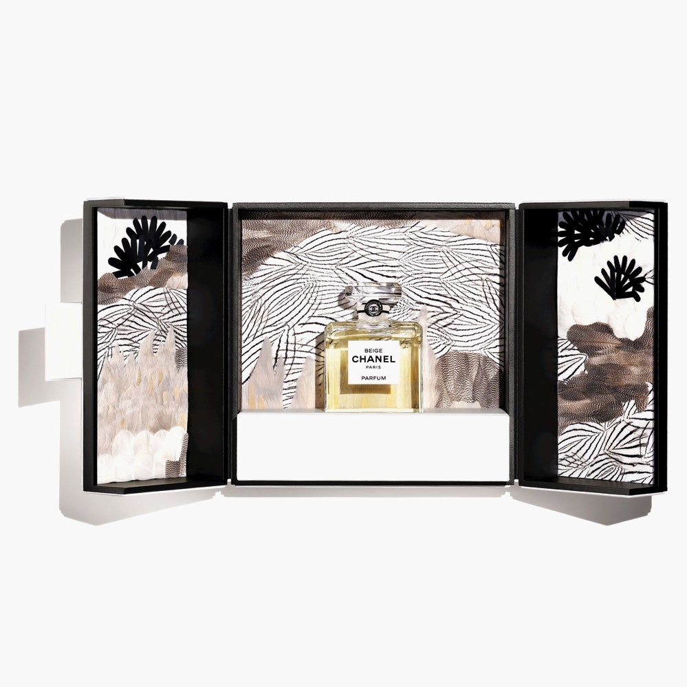 Chanel выпустили аромат Beige в оформлении мастеров Les Maison d'Art