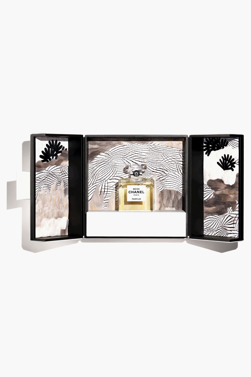 Chanel выпустили аромат Beige в оформлении мастеров Les Maison d'Art