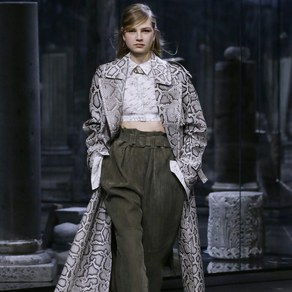 Где купить пальто со змеиным принтом, как в новой коллекции Fendi