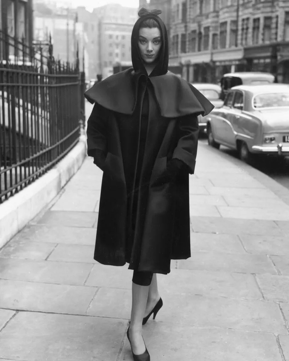 Модель в пальто Balenciaga 1955