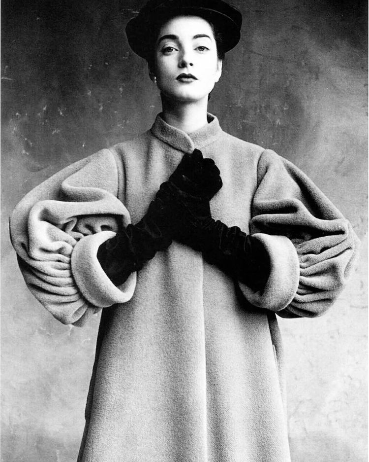 Модель в пальто Balenciaga 1950