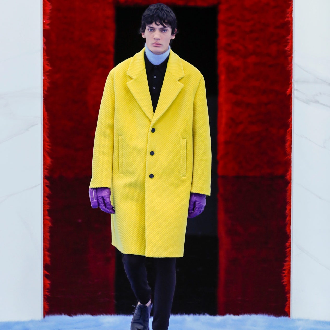 Желтое пальто, как у Prada и Patou, &- самый жизнеутверждающий предмет гардероба в 2021-м