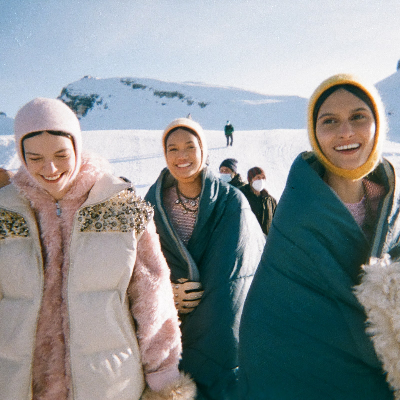 Стеганые пуховики, шапки-ушанки и унты: Miu Miu провели показ в Альпах на высоте 2743 метра над уровнем моря