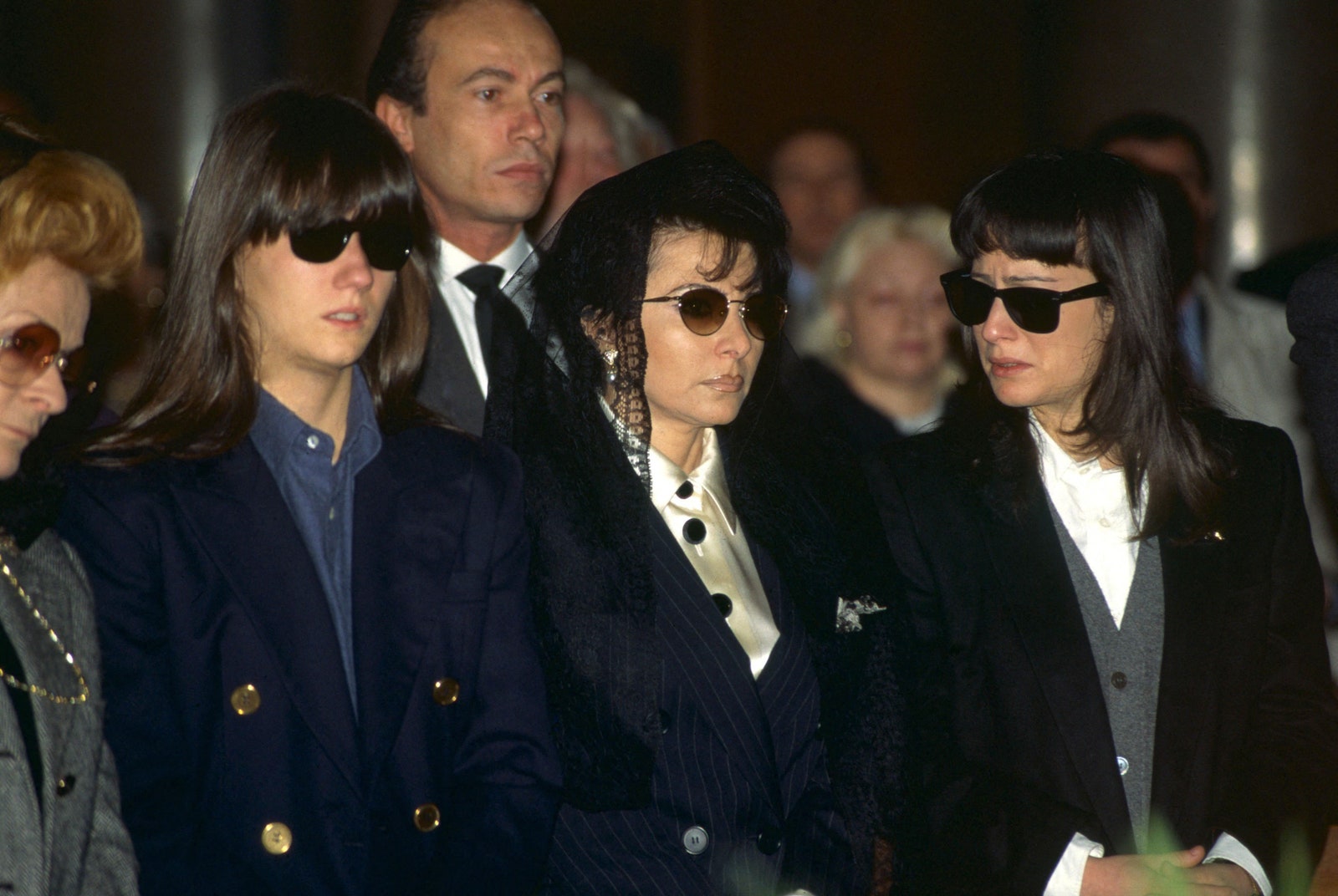Патриция Реджани с дочерьми Аллегрой и Алессандрой на похоронах Маурицио Гуччи 1995