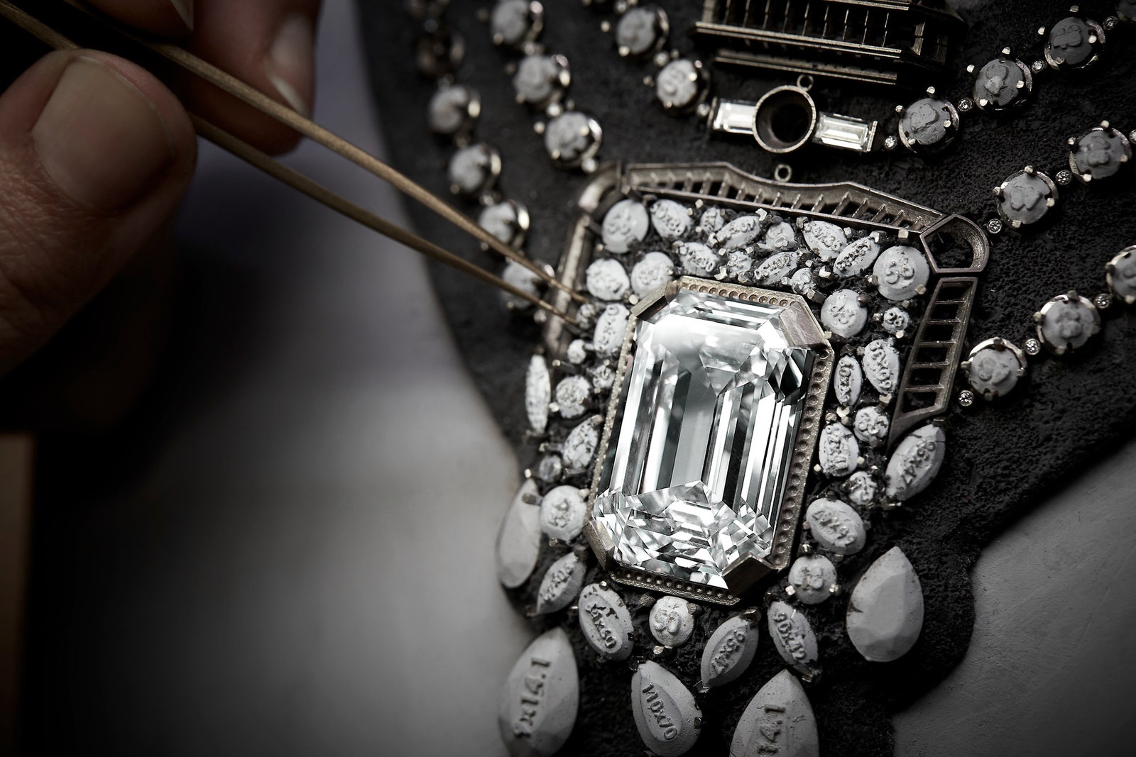 Невероятное колье Chanel с бриллиантом 5555 карата по случаю 100летия аромата N°5